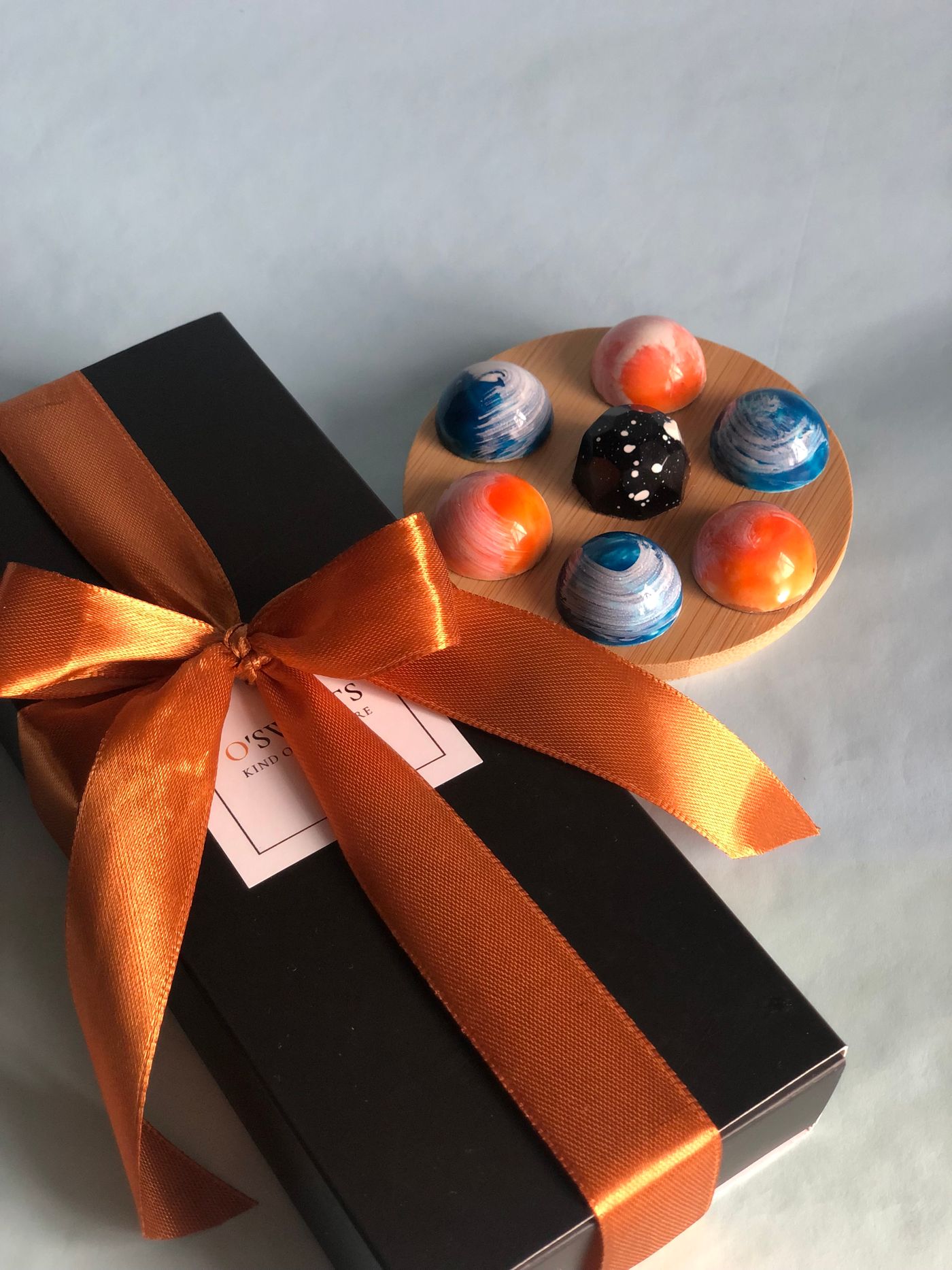 Handgemaakte bonbons met kleurrijke decoratie in een cadeauverpakking